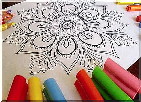 Painting mandalas: one of the activities to do with the family at home