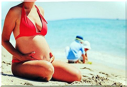 Tips for pregnant women in the summer include escapes to the beach and pool.