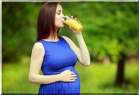 Tips for pregnant women in summer include healthy eating and proper relaxation.