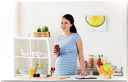 pregnant drinking juice