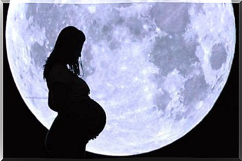 How does the lunar phase influence childbirth?