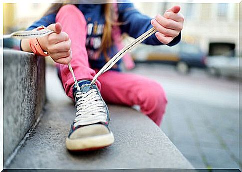 How to teach a child to tie a shoelace