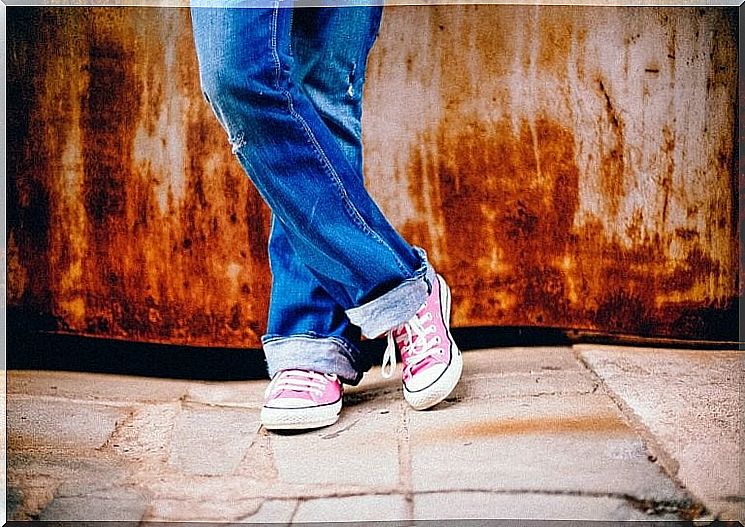 Teaching children to tie the shoelaces is a fundamental task in their growth.