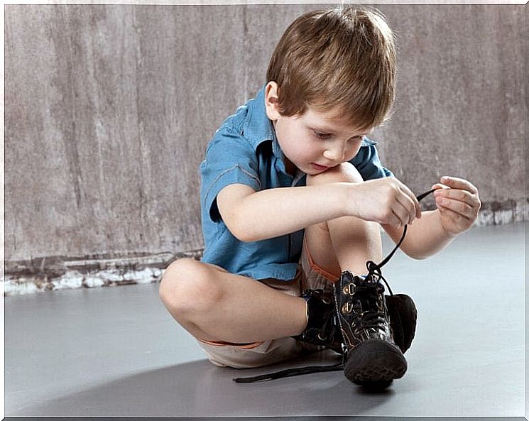 Teaching a child to tie the shoelaces takes practice and patience.