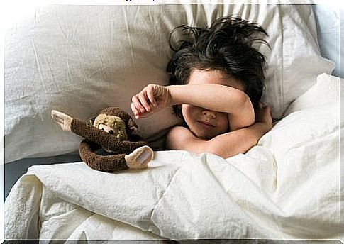 My child doesn't sleep well, does he have night terrors or nightmares?